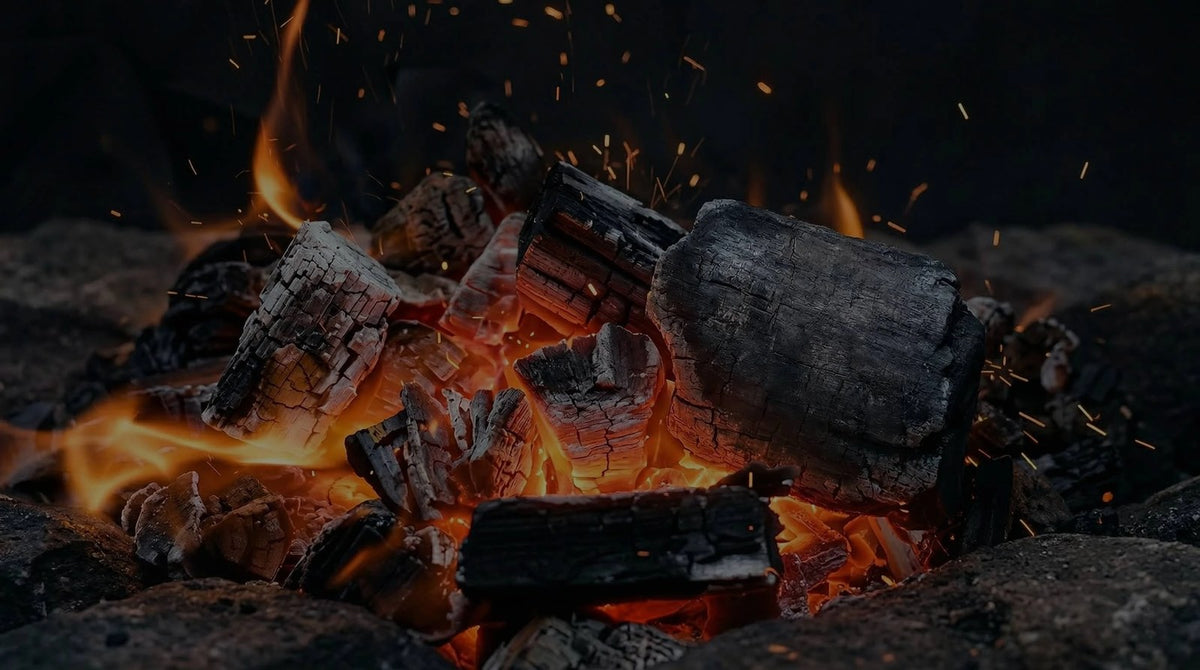 Brasa de carbón de encina encendida, lista para la barbacoa